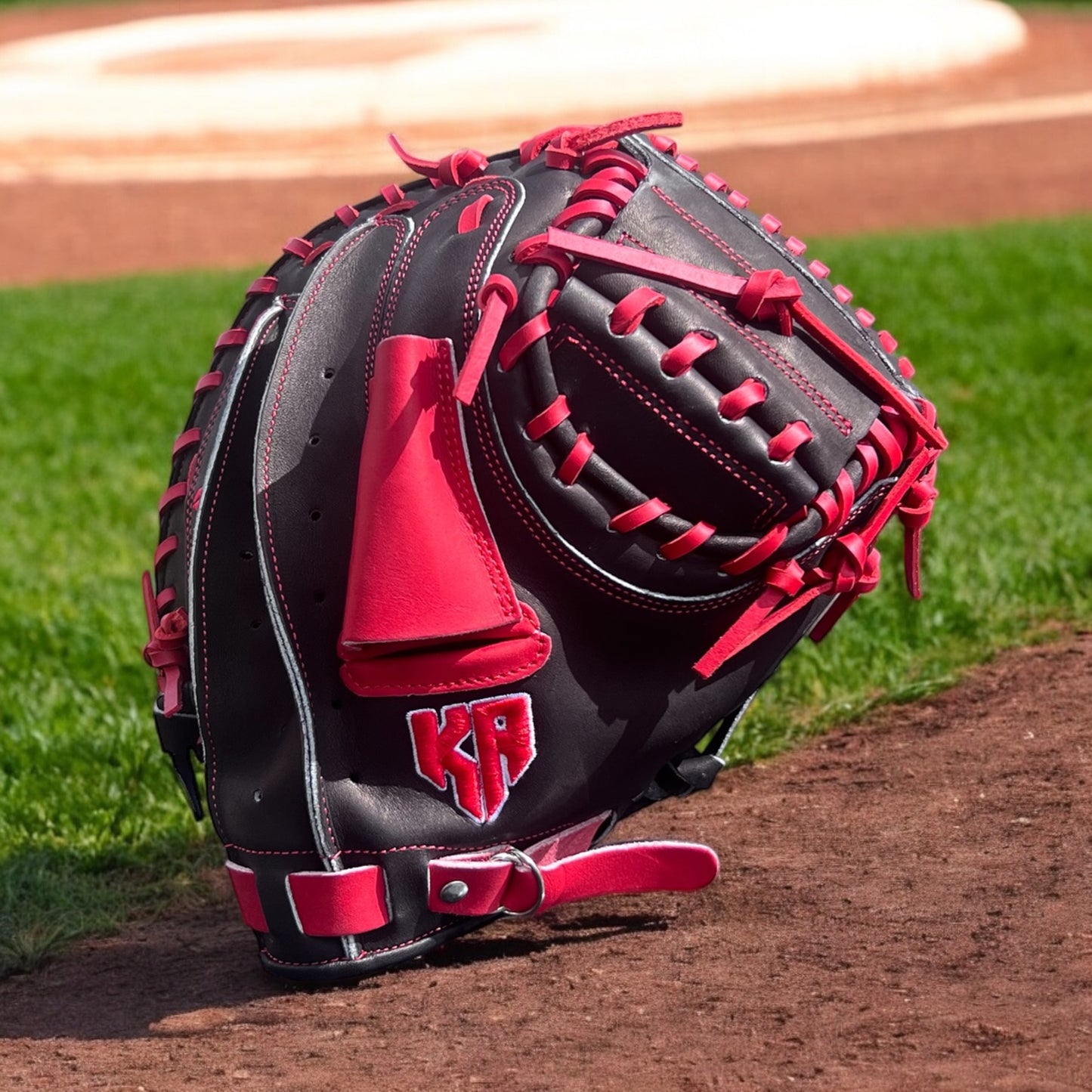33.5 Catcher's Mitt Black & Red